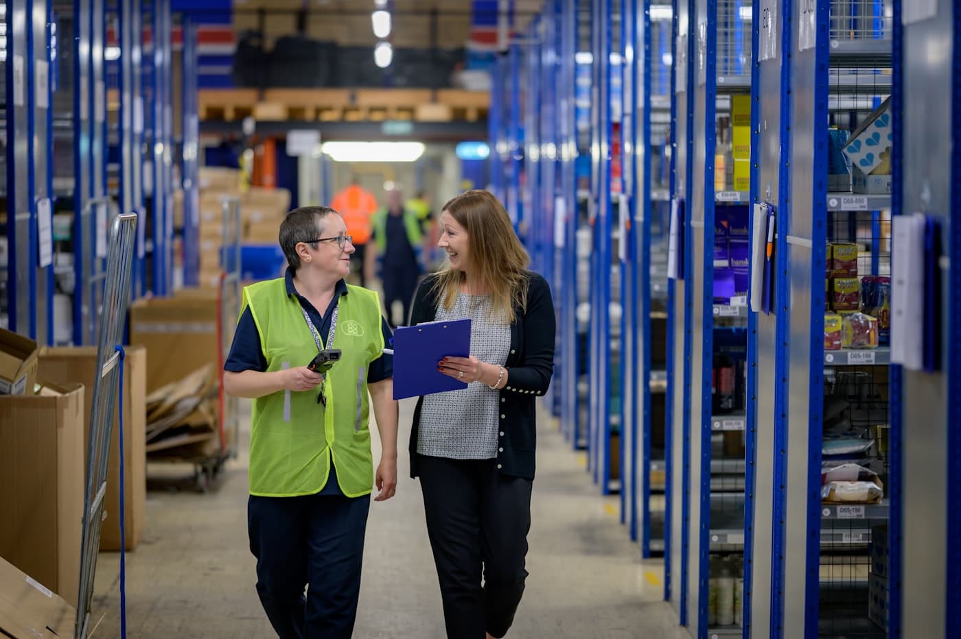 Dos profesionales revisando inventario en un centro de distribución