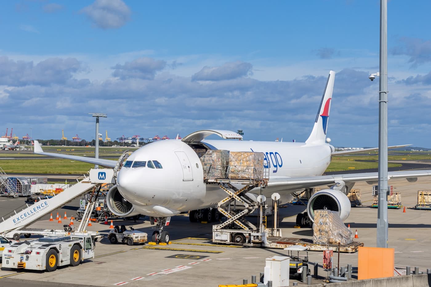 Avión de carga siendo cargado en la plataforma de un aeropuerto